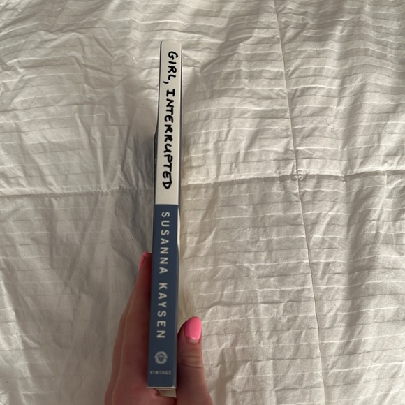 Girl, interrupted by  Susanna Kaysen - Picture 2 of 3